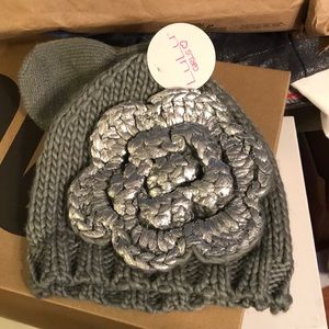 NWT Lulu Girls Silver Metallic Hat and Mitten Set